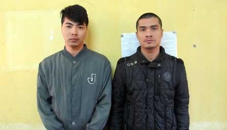 Ngô Tiến Trung và Trần Mạnh Thắng tại cơ quan công an.