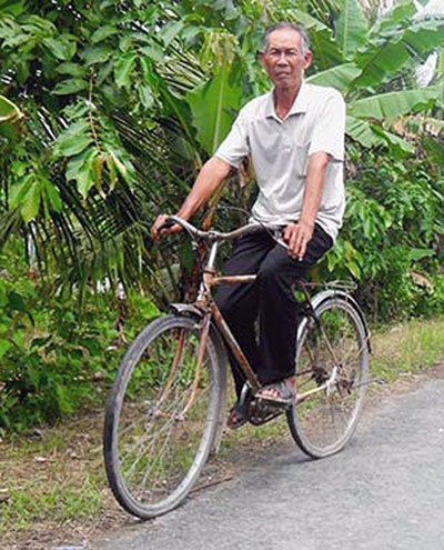 Ông Nguyễn Văn Lập ở ấp Phú Quới, xã Đông Thạnh, huyện Châu Thành (Hậu Giang) thường xuyên “tuần tra” trên tuyến tỉnh lộ 925. Ảnh:Văn Luận.