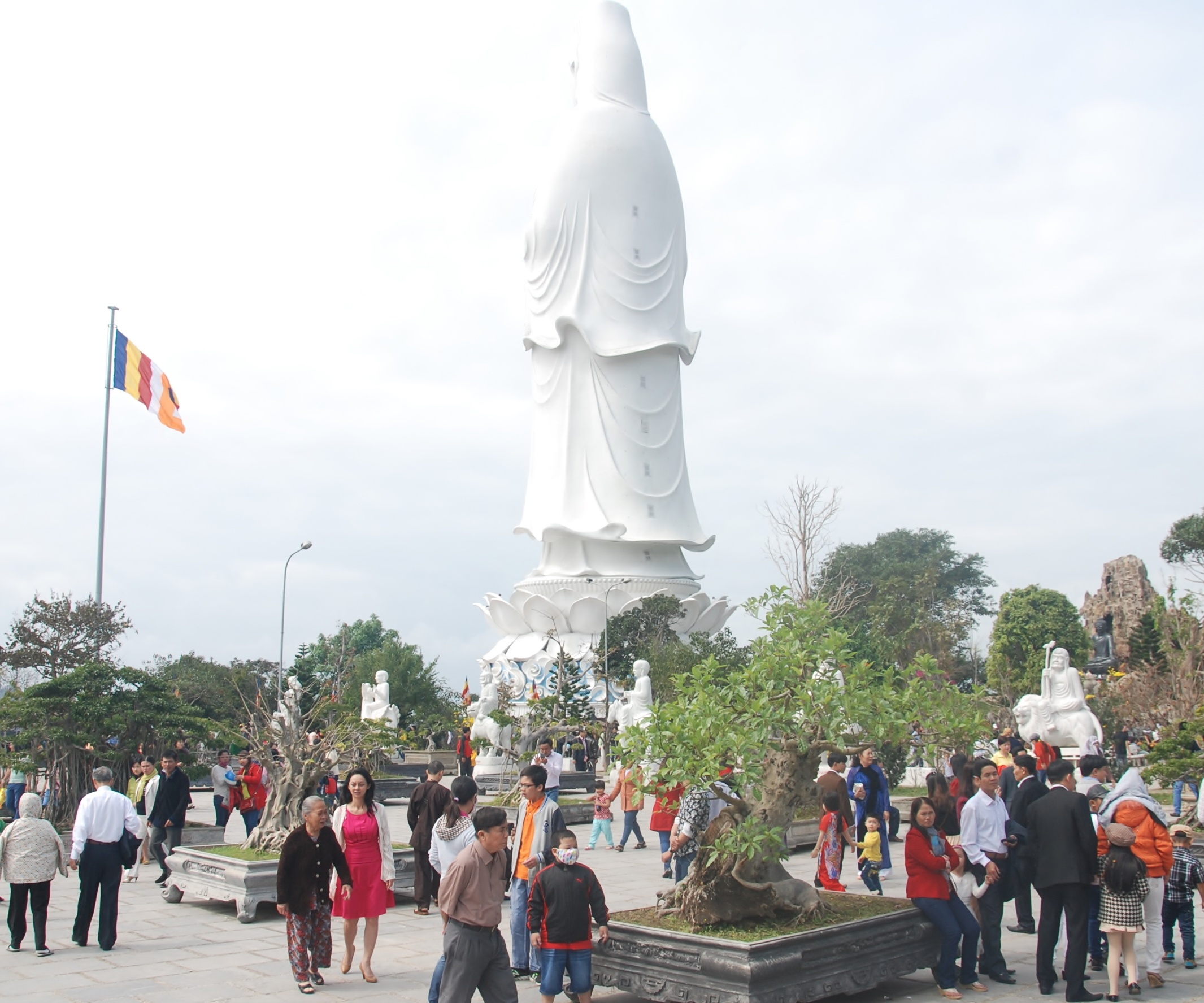 Khach du lich do ve Da Nang dip nghi Tet hinh anh
