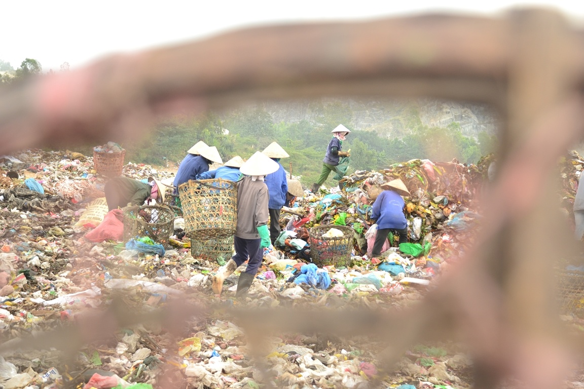 Nhiều gia đình có vợ, chồng và các con đều nhặt rác ở đây. Theo lời kể của họ thì trước đây họ đều làm nông. Nhưng sau đó chính quyền đã thu hồi ruộng của họ để quy hoạch bãi rác này (khoảng 38 ha) nên họ phải lên đây nhặt rác mưu sinh.