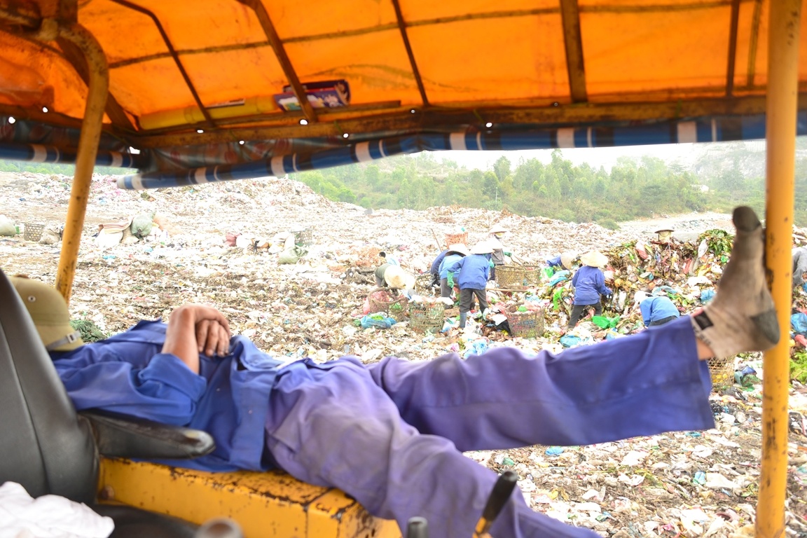 Sau khi ăn cơm trưa, họ tranh thủ tìm chỗ hạ lưng nghỉ ngơi ngay tại bãi rác rồi sau đó lại tiếp tục làm việc.