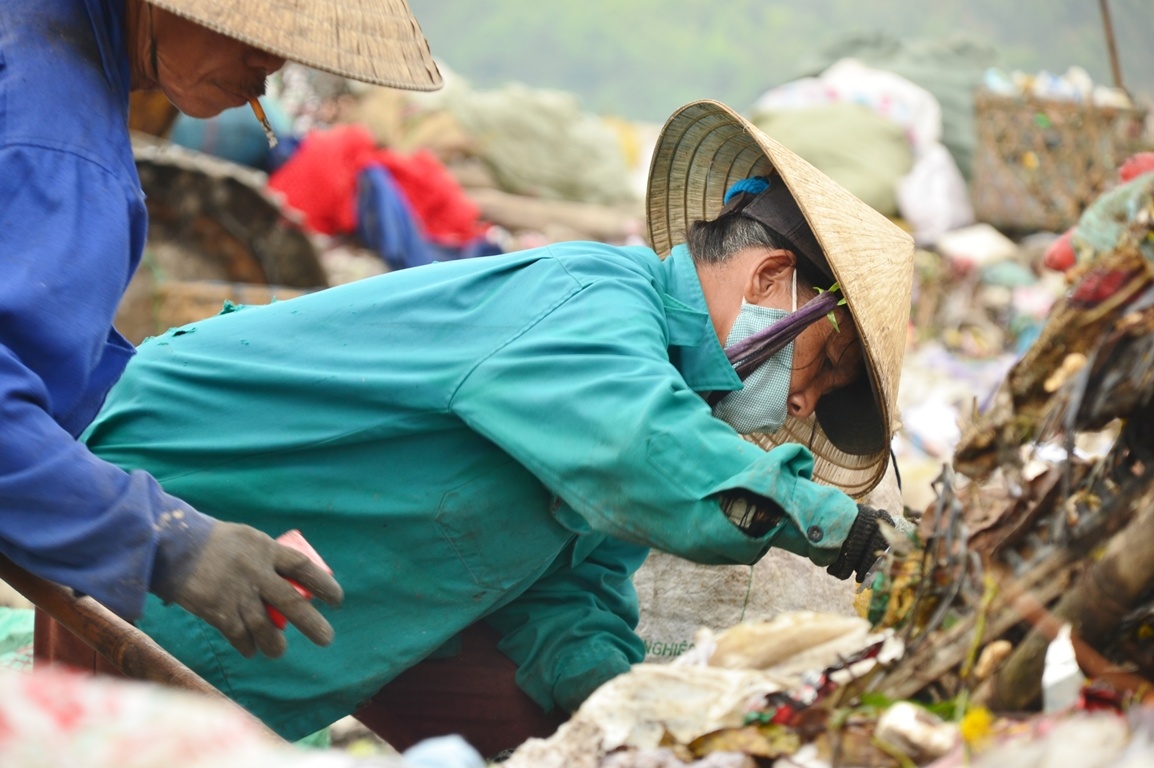 Ông Hà Văn Thái, Giám đốc xí nghiệp cho biết thêm, những người nhặt rác đều rất thật thà. Có những trường hợp họ nhặt được sổ đỏ, sổ hộ khẩu… họ đều tìm đến tận nơi để nộp mà không hề đòi hỏi gì cả.