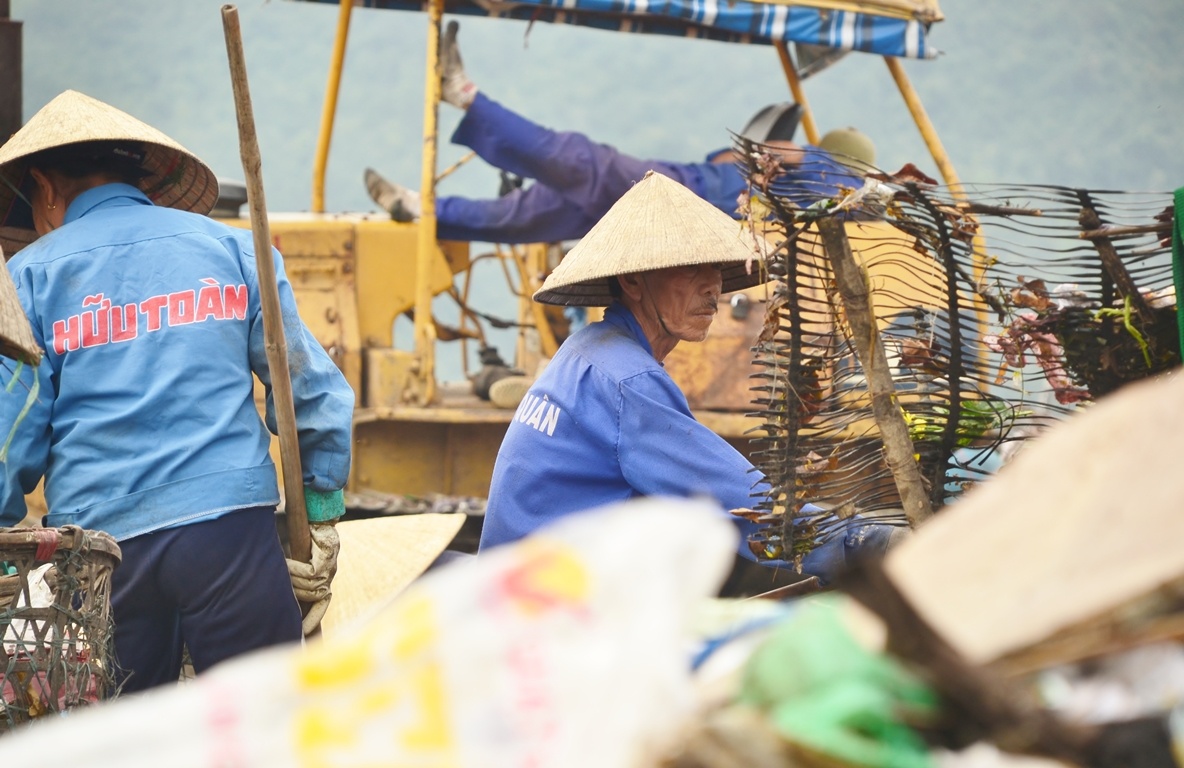 Những người nhặt rác thường ăn, ngủ luôn tại bãi rác. Họ làm từ mờ sáng và đến tối mới về nhà.
