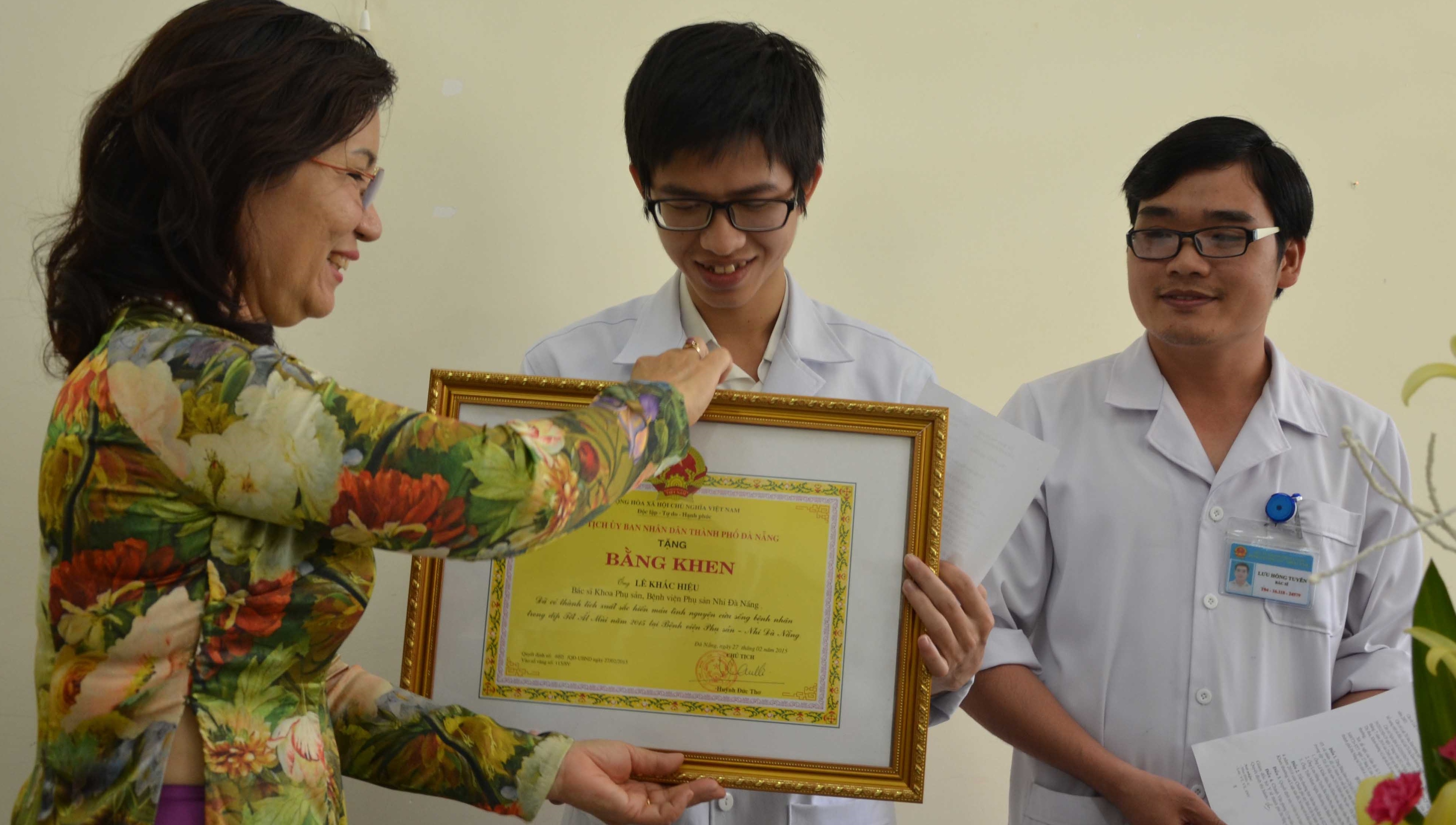 Khen thuong bac si hien mau cuu san phu qua con nguy kich hinh anh