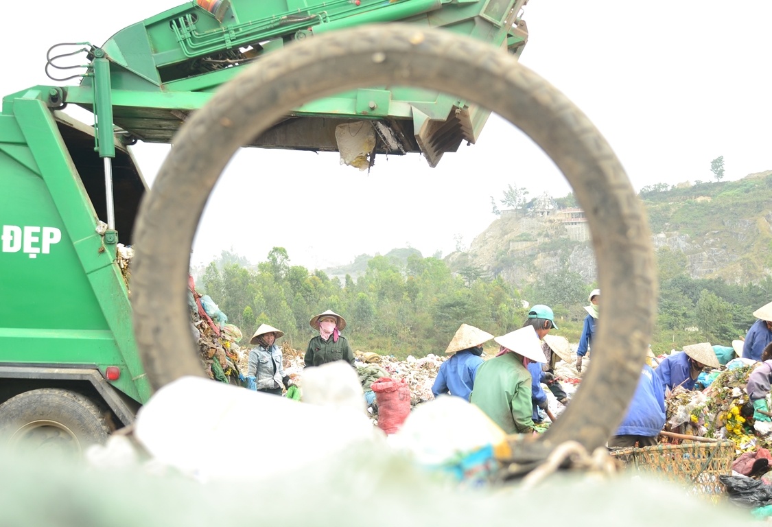 Bà Lê Thị Tuyết Mai, Phó Chủ tịch UBND phường Hòa Khánh Nam, cho biết địa phương rất khó xử trong việc tính toán phương án thay đổi ngành nghề cho những người nhặt rác ở Khánh Sơn. Phần lớn những người nhặt rác đều có trình độ thấp và đã lớn tuổi nên khó tìm được công việc thích hợp.