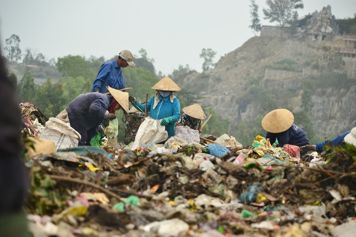 cho biết hầu hết các loại rác thải nhặt được đều có thể bán. Vừa nói, bà Lan vừa phân loại từng thứ một, bao ni-lông hay gọi là lông giòn bán 800 đồng/kg, sắt phế liệu thì tùy loại có giá khác nhau, xương (heo, bò) cũng có giá 800 đồng/kg…