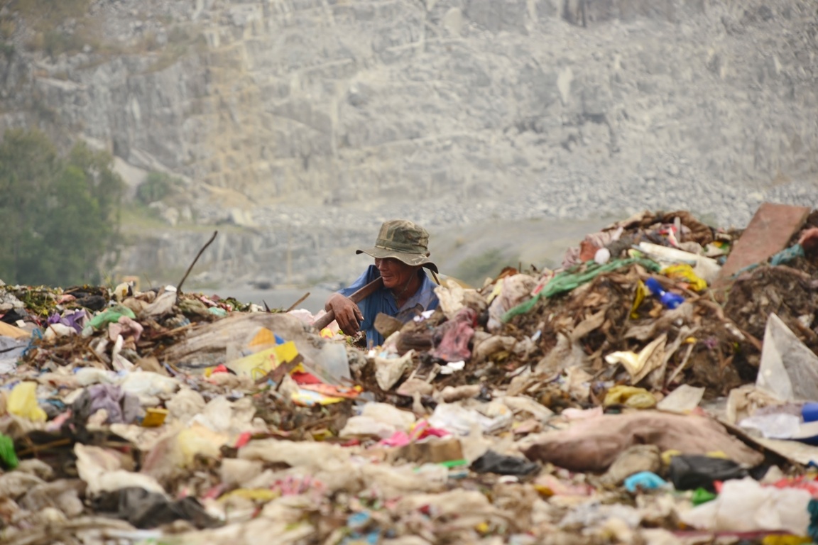 Ban đầu chỉ có vài người tìm đến mưu sinh nhưng càng về sau hình thành cả đội quân chuyên nhặt rác. Trong đó, có những gia đình cả cha mẹ, con cái nối tiếp nhau với nghề .