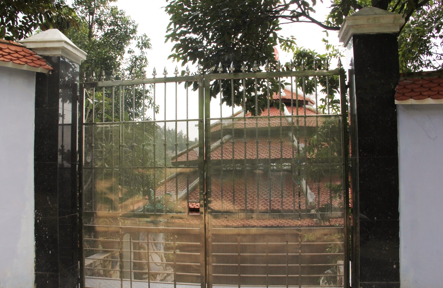 Cổng khu biệt thự nhà ông Thạch vẫn đóng và chưa có dấu hiệu nào cho thấy gia đình ông tháo dỡ các công trịnh trong khu biệt thự xây dựng trái phép.