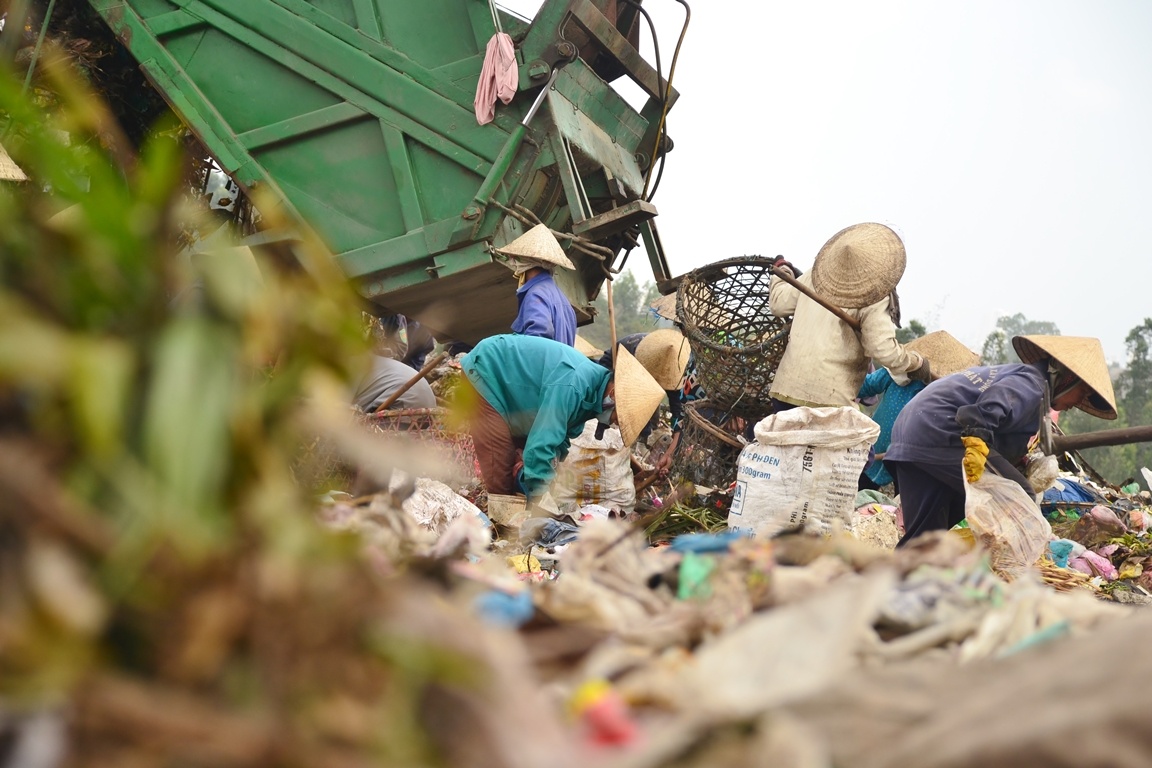 Ông Hà Văn Thái - Giám đốc xí nghiệp cho biết, về nguyên tắc là sẽ cấm người dân nhặt rác, nhưng do những người nhặt rác tại bãi rác này phần lớn là dân địa phương, có hoàn cảnh nghèo khó nên đã cho họ làm đơn xin nhặt rác.