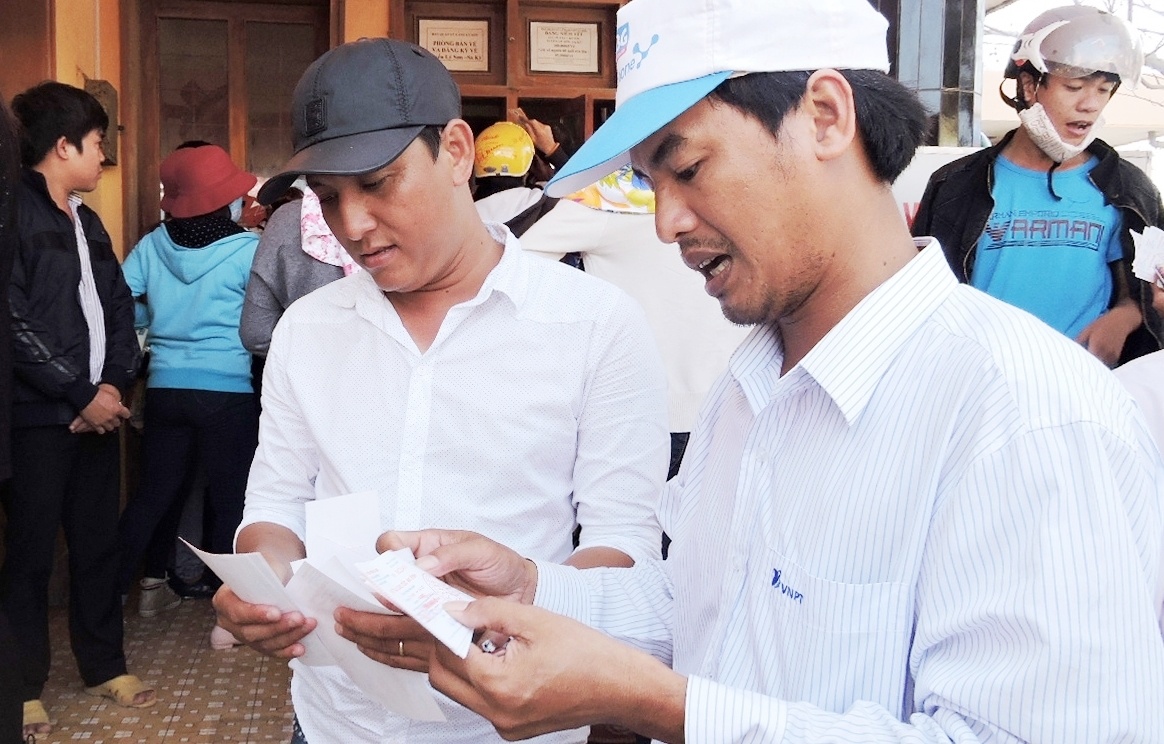 Phải rất vất vã những hành khách này mới mua được vé vào đất liền trong ngày 27/2.