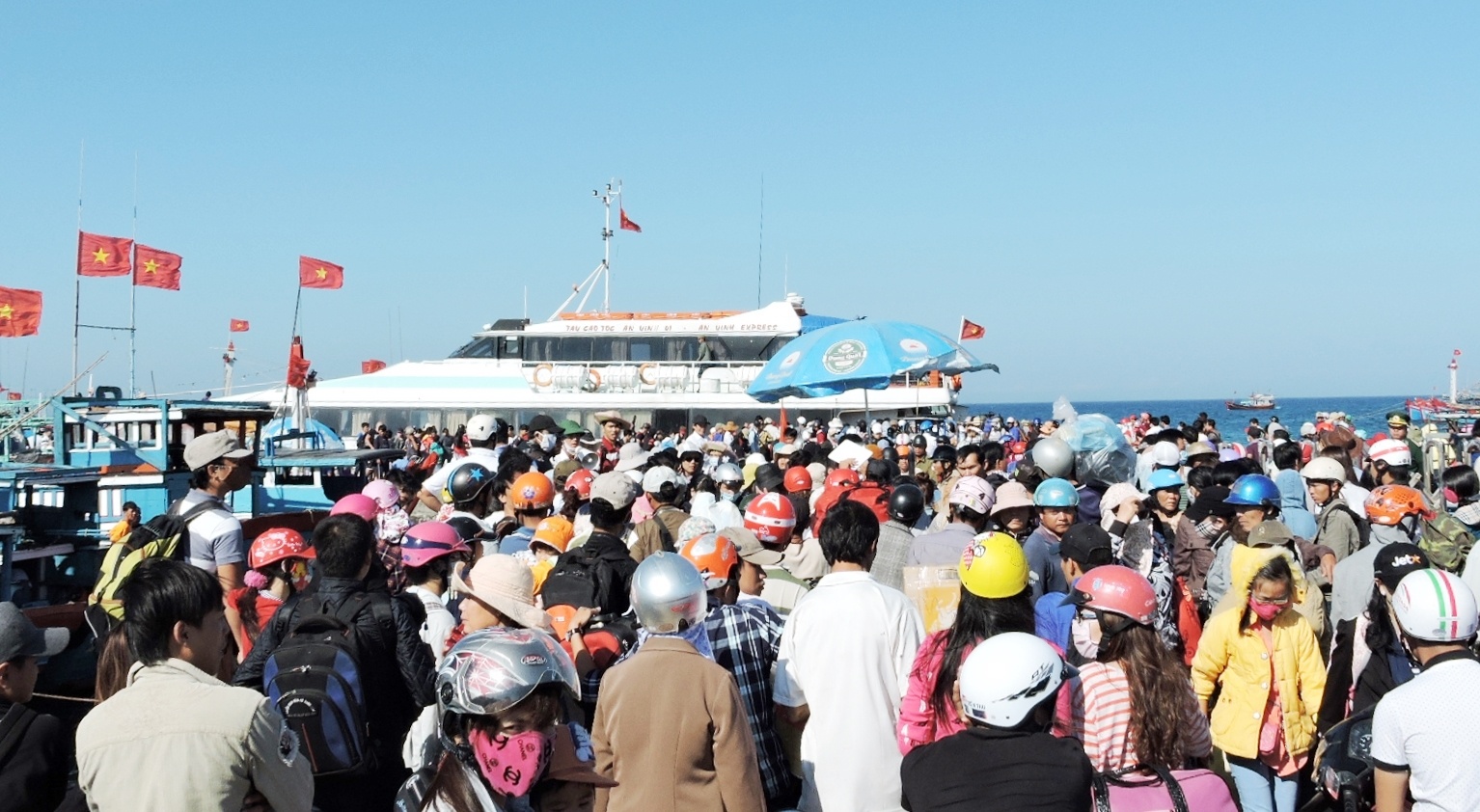 Hang nghin nguoi un u o cang Ly Son hinh anh