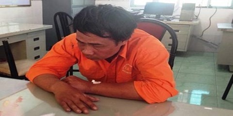 Bat ke phong hoa dot ca nha vo roi nhay cau tu tu hinh anh