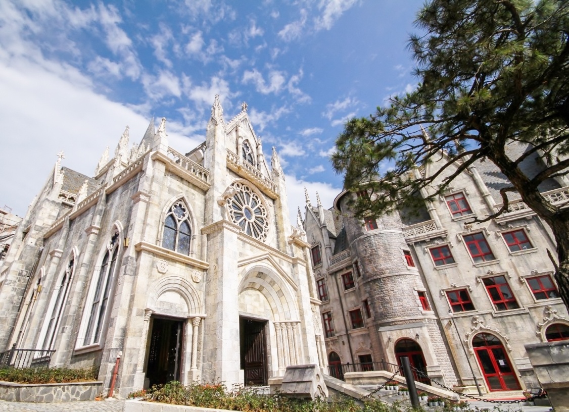 Làng Pháp tại Bà Nà sẽ mang phong cách  kiến trúc cổ xưa tựa như ngoại ô Pari với những tháp nhọn của lâu đài, của quảng trường, mái nhà nông thôn yên bình. Đó là sự kết hợp độc đáo giữa nét kiêu sa của lối kiến trúc Pháp thời trung cổ cùng cảnh quan thiên nhiên đặc sắc của vùng thung lũng Bà Nà và cái se lạnh đặc trưng nơi đây.