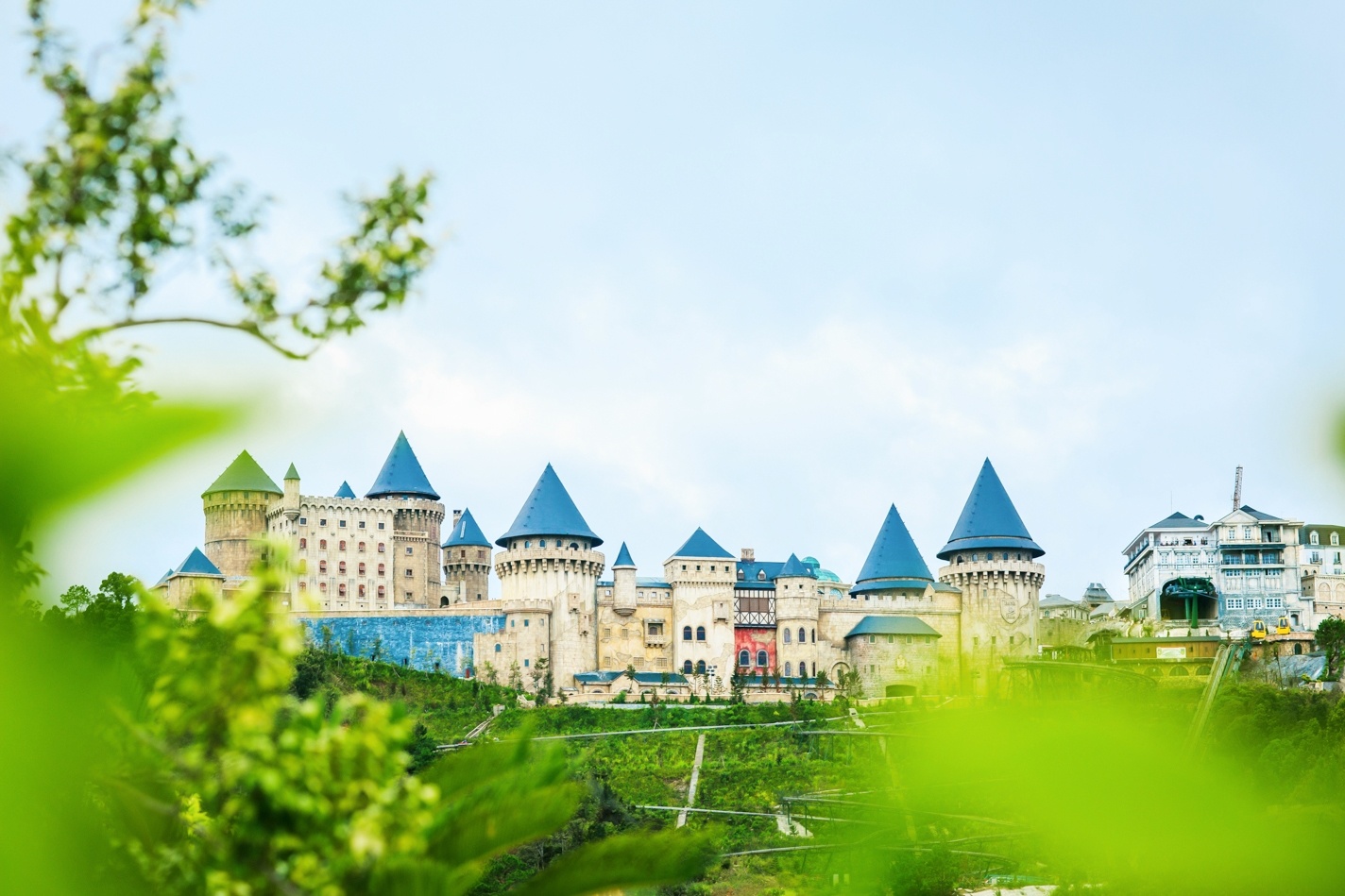 khu làng Pháp ẩn hiện trong mây như một thành phố vô hình trên đỉnh núi, với khu trò chơi trong nhà cảm giác mạnh, một ngày trên đỉnh Bà Nà của những người khám phá tiên phong thật nhiều cảm xúc.