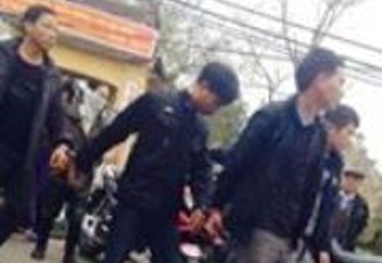 Bat truong cong an xa choi xoc dia tai dinh lang hinh anh