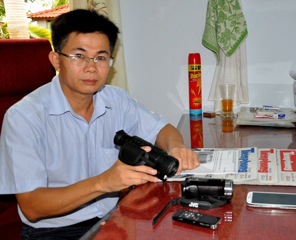 Ông Lợi đã trang bị nhiều phương tiện ghi hình ghi âm để có bằng chứng tố cáo.
