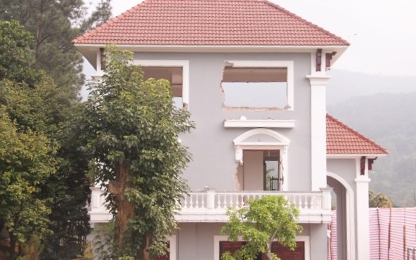 Gan 50 nguoi thao do biet thu cua tuong cong an hinh anh