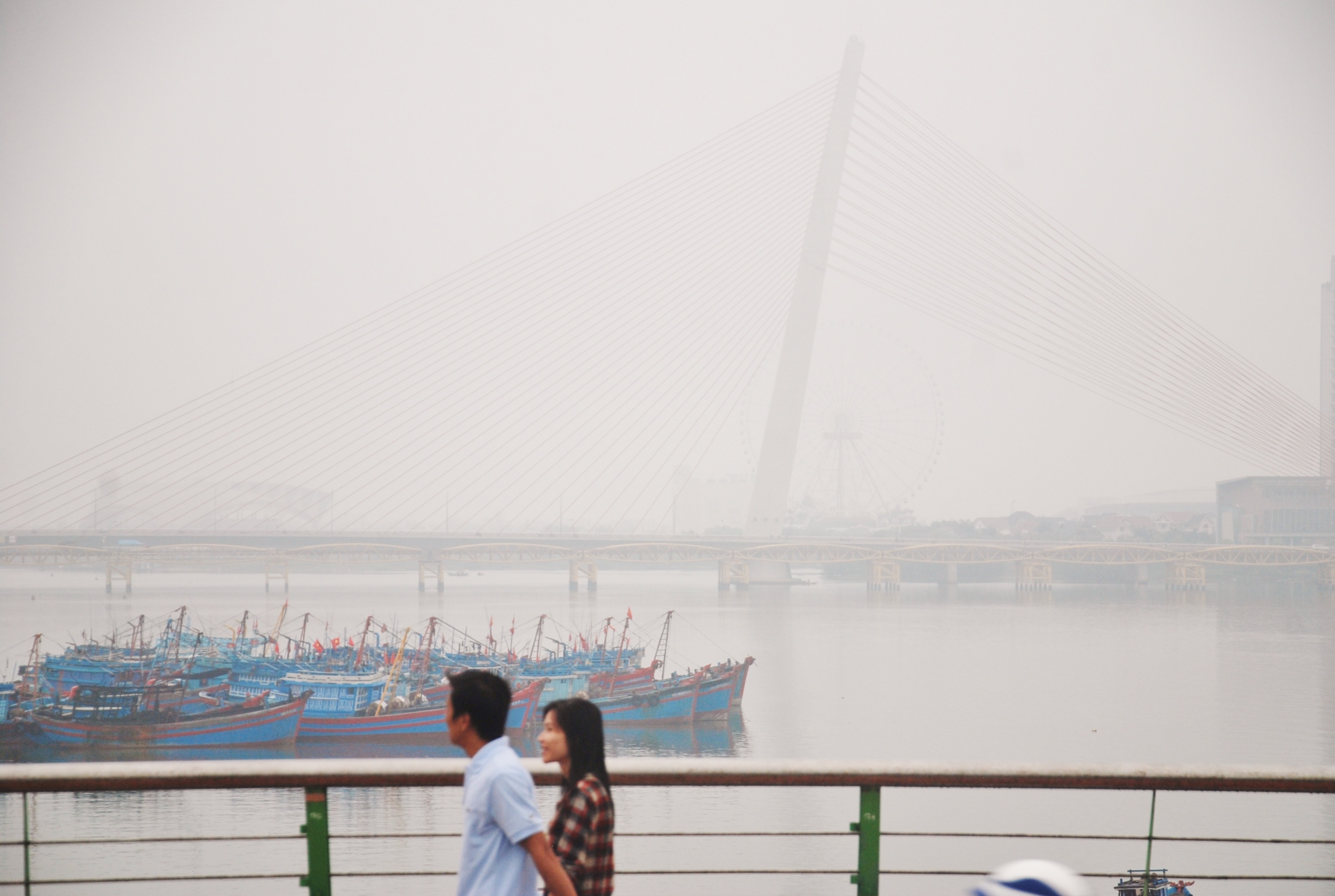 Suong mu che khuat cac cay cau o Da Nang hinh anh