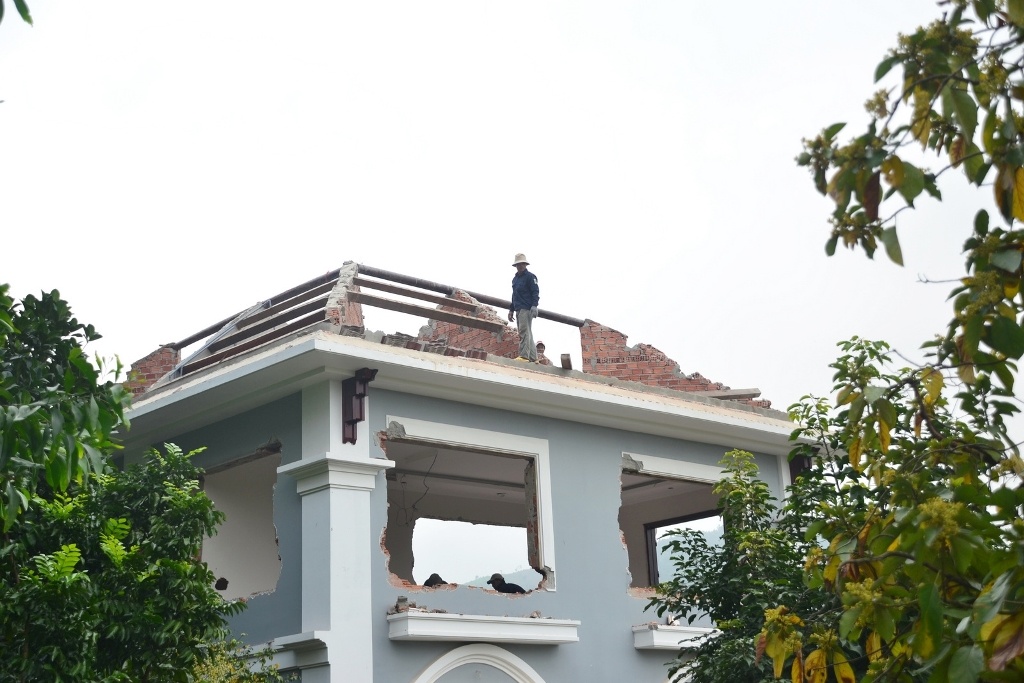 quyền địa phương đang giám sát tiến độ tháo dỡ hai công trình của ông Phan Như Thạch và ông Ngô Văn Quang. Hai gia đình này đã nộp tiền phạt. Đến ngày 10/3, bắt buộc phải tháo dỡ xong. 