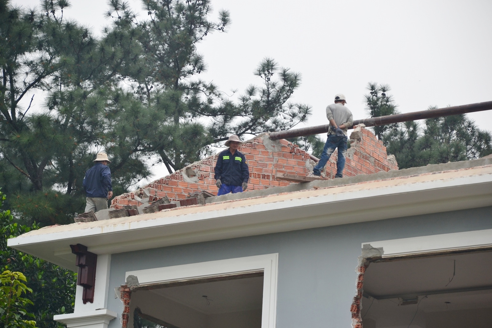 Trong khi gia đình ông Thạc đang nghiêm chỉnh chấp hành quyết định của UBND quận Liên Chiểu thì gia đình ông 