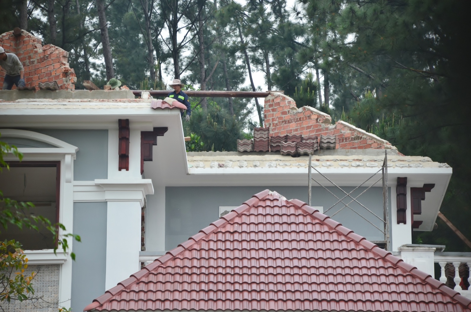 Toàn bộ phần mái, các khung cửa, các phần kết cấu gỗ đã được tháo, một phần tường đang được đập bỏ. 