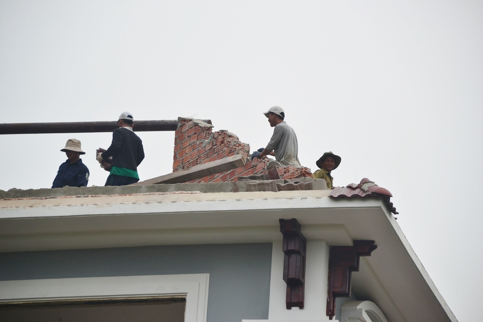 Chánh văn phòng kiêm người phát ngôn quận Liên Chiểu Ông Văn Dũng cho biết, sau khi UBND quận ra quyết định xử phạt, ông Phan Như Thạch đã có cam kết tháo dỡ và ủy quyền cho con trai là Phan Vũ Việt Hùng thực hiện. Còn gia đình ông Quang vẫn chưa có động thái gì. 