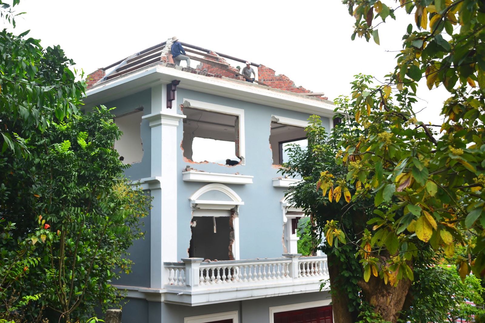 Trước đó, ngày 4/2, ông Đàm Quang Hưng - Phó Chủ tịch UBND quận Liên Chiểu (Đà Nẵng) đã ký quyết định xử phạt vi phạm hành chính đối với ông Phan Như Thạch 22,5 triệu đồng, buộc phá dỡ biệt thự xây trên phần đất thuộc dự án Khu du lịch tổng hợp và nghỉ dưỡng Làng Vân.