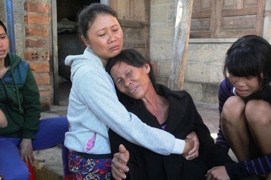 Tranh ghe ngoi an oc, dam chet ban hinh anh