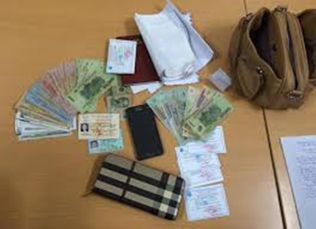 Tieu thuong ngu quen tren xe hoi bi giat 380 trieu dong hinh anh