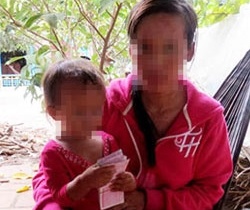 Dai gia mua ve so roi tra tien cho thieu nu o... nha nghi hinh anh