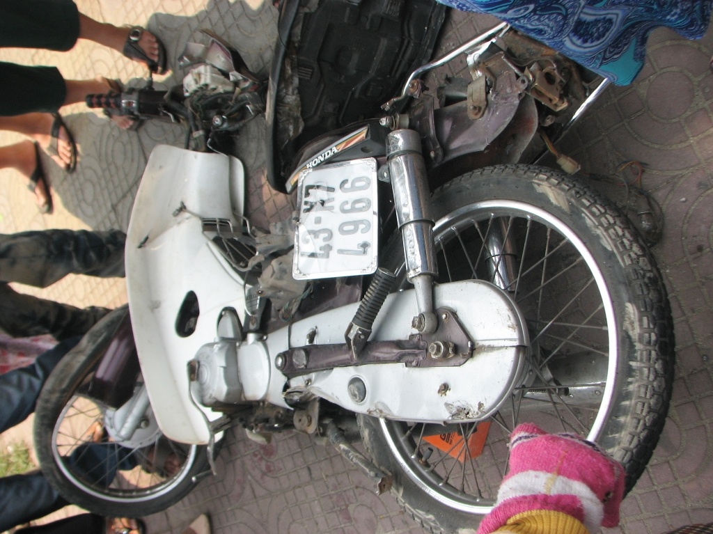 Mot phu nu bi xe container cuon vao gam hinh anh