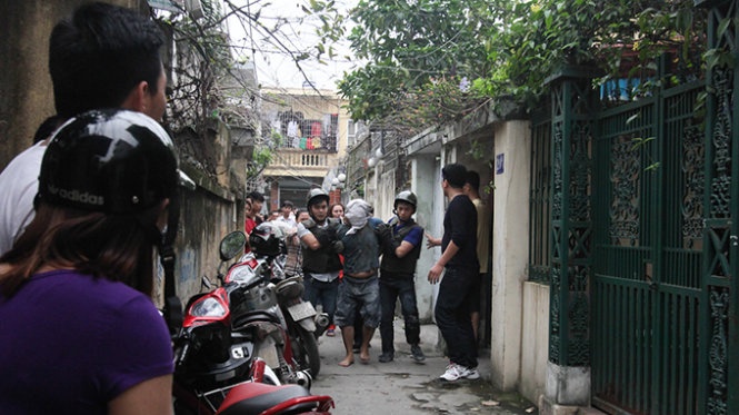 Pha cua bat thanh nien co thu doi dot nha hinh anh