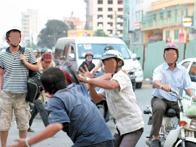 Quen 'hoa da co chu', 2 trai tre dua nhau vao tu hinh anh