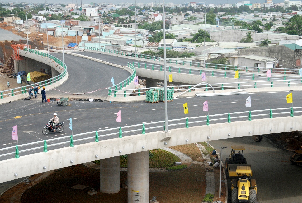 Cầu vượt ngã ba Huế được tổ chức giao thông theo 3 tầng, gồm tầng mặt đất, tầng 1 (vòng xuyến) và tầng 2 (dây văng). Cây cầu được thiết kế chịu đựng động đất cấp 8, với 50 nhịp, bình quân mỗi nhịp 40m, tổng chiều dài của cây cầu vượt hơn 2km. 