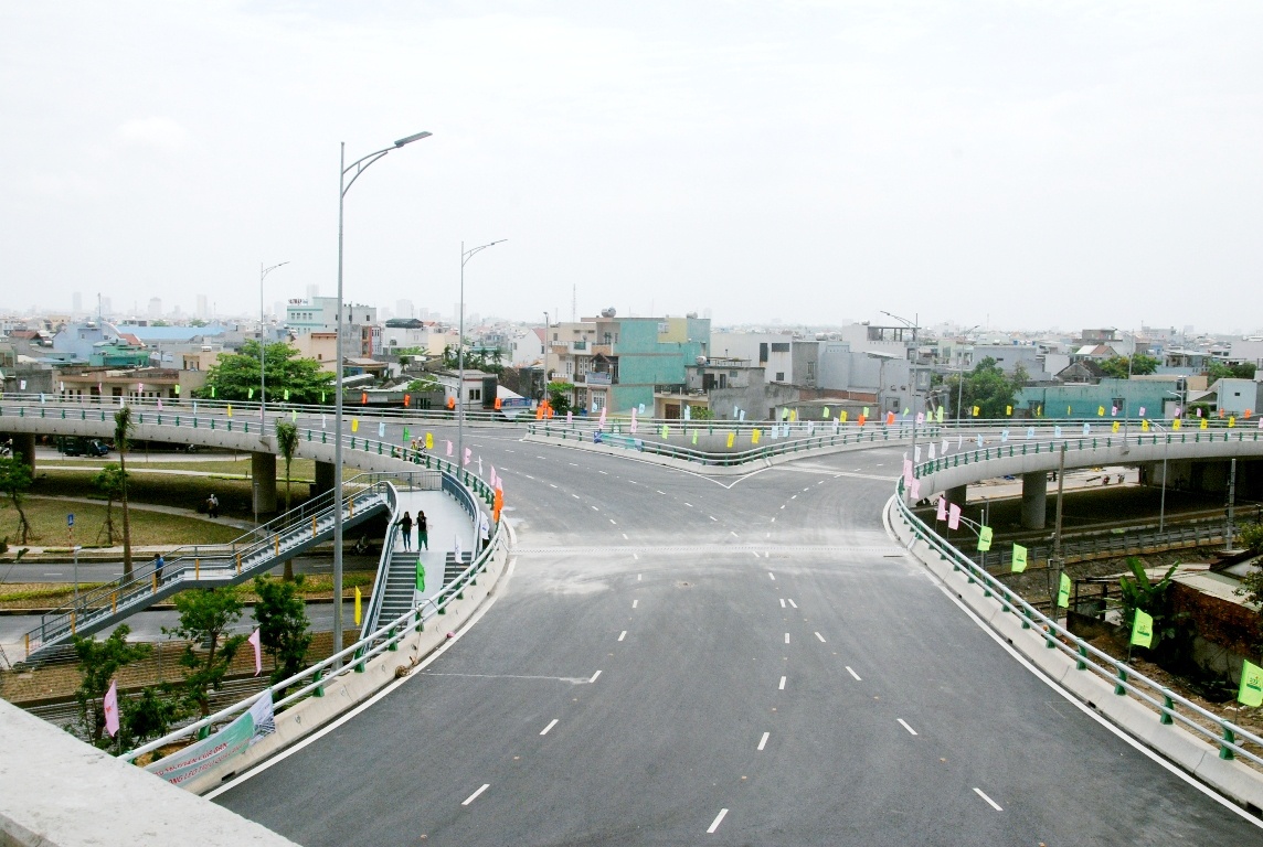 Công trình cầu vượt ngã ba Huế được khởi công xây dựng vào ngày 28/09/2013, với tổng mức đầu tư lên đến 2.050.787.000.000 đồng, huy động nguồn nhân lực phục vụ thi công lên mức kỷ lục là 480.000 công lao động kỹ sư và công nhân, thi công 24/24 giờ mỗi ngày, kể cả những ngày lễ tết. 