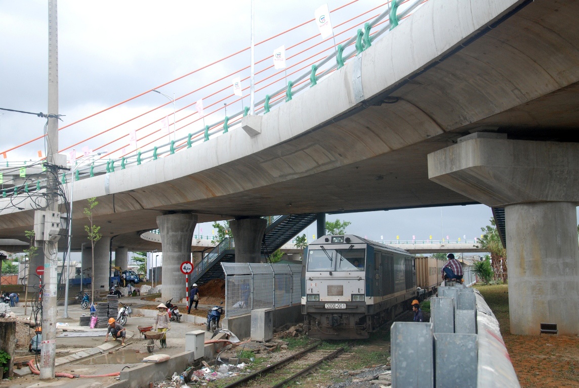 Lối đi riêng cho tàu hỏa ở tầng 1 cầu vượt ngã ba Huế.