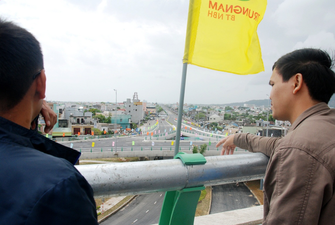  người dân đã tập trung tới tham quan, chiêm ngưỡng công trình độc đáo này. 