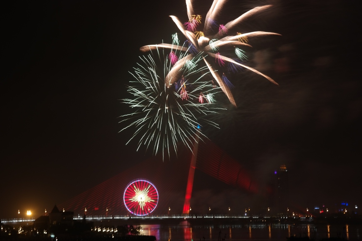 Nguoi Da Nang do xo xem phao hoa mung ngay giai phong hinh anh