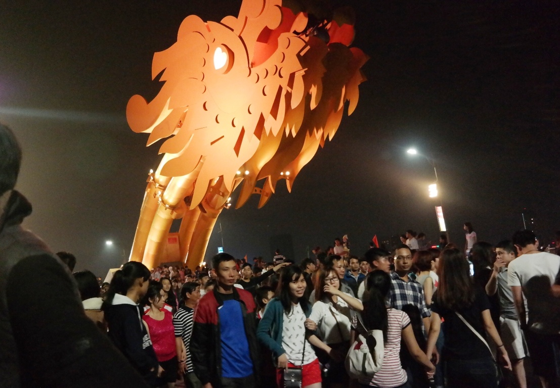 Dân Đà Nẵng đổ xô đi xem pháo hoa.