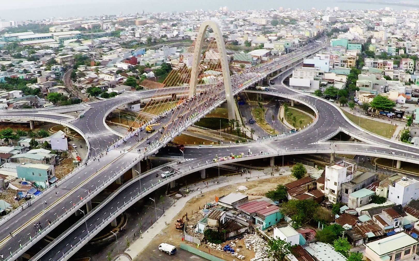 Khanh thanh cau vuot 3 tang 1.800 ty o Da Nang hinh anh