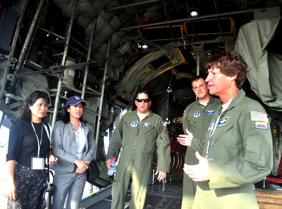 Phiên bản chuẩn và phiên bản chuyên dụng của khung máy bay giúp máy bay thực hiện nhiều nhiệm vụ đa dạng, bao gồm nhiệm vụ vận chuyển, tiếp tế băng Nam Cực, nhiệm vụ y tế trên máy bay, trinh sát thời tiết, phun hoá chất từ trên không, nhiệm vụ chữa cháy cho Kiểm lâm Hoa Kỳ và các nhiệm vụ cứu trợ thiên tai.