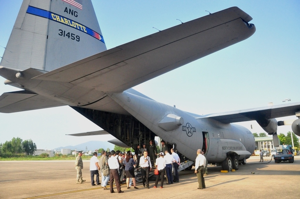 Thiếu tá cơ trưởng Jon Locklear, máy bay C-130 Hercules chủ yếu chuyên chở người và hàng hoá. Loại máy bay này được sử dụng trong suốt các hoạt động của không quân Mỹ, phục vụ Bộ Tư lệnh Cơ động Không quân, Bộ Tư  lệnh Nhiệm vụ đặc biệt, Bộ Tư lệnh Không quân Chiến đấu, Lực lượng Không quân Mỹ ở châu Âu, Không quân Thái Bình Dương, An ninh Hàng không quốc gia và Bộ Tư lệnh Dự trữ Hàng không thực hiện rất nhiều nhiệm vụ cả trong thời bình và thời chiến.