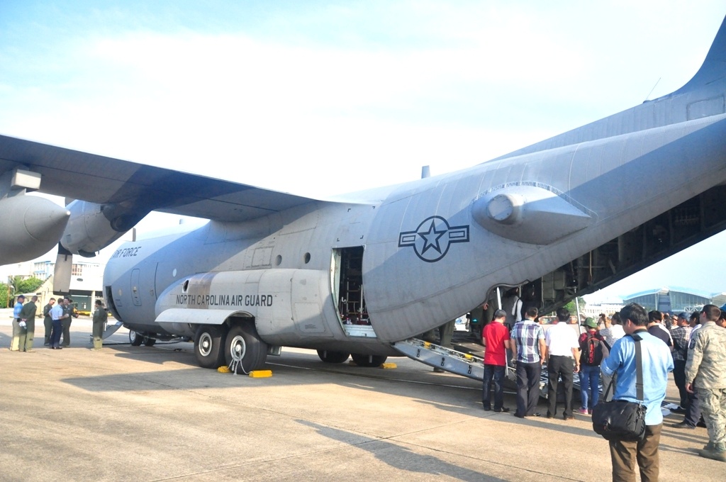   Phòng Văn hoá thông tin của Tổng lãnh sự quán Hoa Kỳ tại TP.HCM đã mời một số đơn vị báo chí Việt Nam tại Đà Nẵng tham dự buổi giới thiệu về các tính năng, khả năng hoạt động nhân đạo, cứu trợ thảm họa của chiếc máy bay vận tải C-130 mang số hiệu 1459 của Không quân Hoa Kỳ 