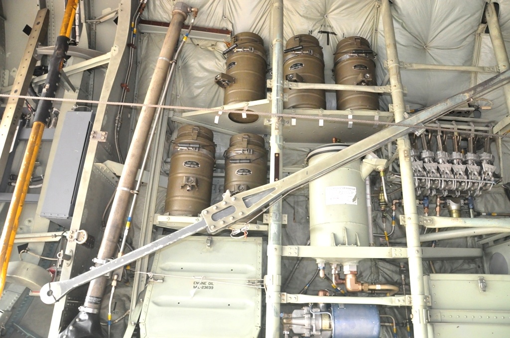 Sử dụng thang tải hàng máy bay nối phía sau và trước cửa chính, C-130 có thể chứa nhiều loại hàng hóa quá khổ, bao gồm cả  hàng có giá kê và ban nhân sự quân đội. Với nhiệm vụ chuyển hàng trên không, nó có thể thả hàng hoá với tải trọng lên đến  19.000 kg hoặc sử dụng thiết bị hạ cánh trên cao của mình để hạ cánh và thả hàng xuống trên những tấm ván gỗ chắc chắn.