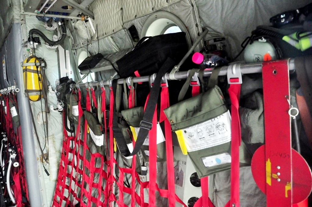 Thiết kế linh hoạt của C-130 cho phép nó thực hiện nhiều nhiệm vụ khác nhau, cho phép một máy bay có thể thực hiện vai trò của nhiều loại máy bay. Phần lớn các thiết bị đặc biệt thực hiện nhiệm vụ được thêm vào Hercules có thể tháo rời, cho phép máy bay trở về với vai trò phân phối hàng hóa khi cần. Ngoài ra, C-130 có thể được cấu hình lại nhanh chóng để vận chuyển các loại hàng hóa như thiết bị có giá kê, các vật liệu nặng, , bệ  đỡ trên không, hệ thống phân phối các container, xe cộ và nhân sự hay sơ tán bệnh nhân.