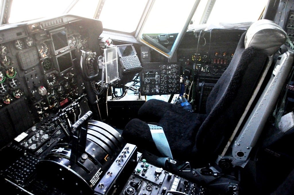 Ngoài ra, C-130 có thể được cấu hình lại nhanh chóng để vận chuyển các loại hàng hóa như thiết bị có giá kê, các vật liệu nặng, , bệ đỡ trên không, hệ thống phân phối các container, xe cộ và nhân sự hay sơ tán bệnh nhân.