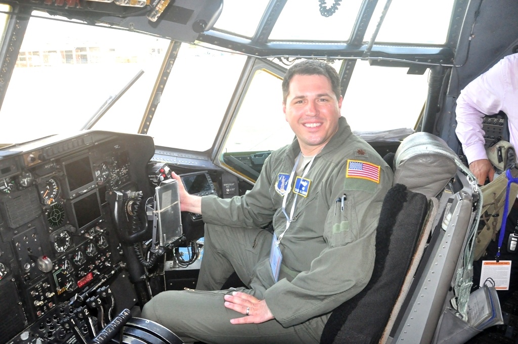 Thiếu tá cơ trưởng Jon Locklear cũng cho biết, chiếc máy bay C-130 hiệu 1450 có sức chở 92 hành khách, 60 lính nhảy dù, 72 băng ca dành cho các bệnh nhân. Trên máy bay này có thể thực hiện tất cả các nghiệp vụ cứu thương như một bệnh viện thu nhỏ. Cùng với phục vụ chương trình nhân đạo PACANGEL, các thành viên trên chuyến bay còn có các hoạt động trao đổi chuyên môn và giao lưu rất thú vị với không quân Việt Nam. Ngày 1/4, chiếc máy bay này sẽ rời Đà Nẵng để trở về Mỹ.