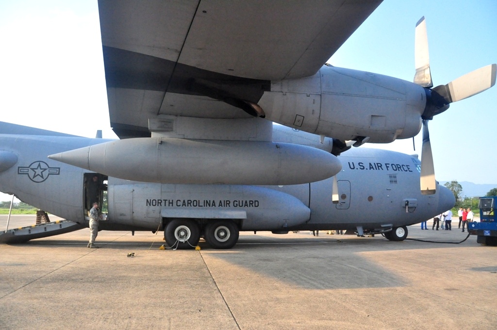 Ben trong may bay Hercules cua khong quan My tai Da Nang hinh anh