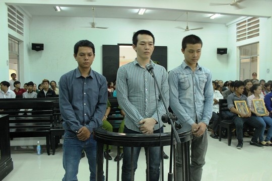 Các bị cáo tại phiên tòa phúc thẩm xét xử vụ các công an xã đánh chết học sinh