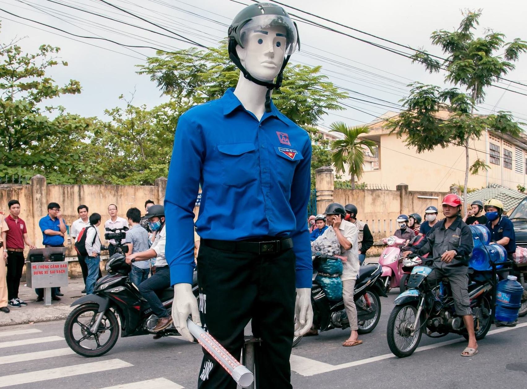 Để tạo sự thân thiện, robot được mặc áo xanh tình nguyện và có gắn bộ nhớ trong với ngôn ngữ lập trình rất lịch sự. Khi có người tới gần cần giúp đỡ, robot sẽ nói: “Tôi là robot dắt người qua đường. Mời bạn ấn nút khởi động, tôi sẽ dắt bạn qua đường”.